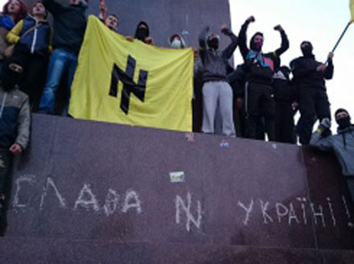 На памятнике Ленину в Харькове выбили надпись «Слава Украине!» (ФОТО)
