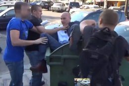 Активисты «Правого сектора» затолкали в мусорный бак одесского чиновника (ВИДЕО)