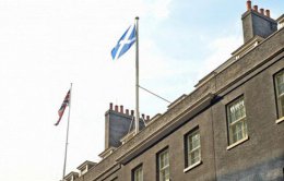 Над резиденцией британского премьера на Даунинг-стрит поднят флаг Шотландии