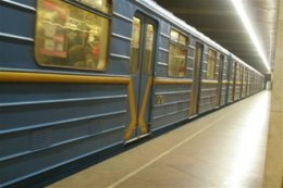 На станции метро "Крещатик" парень с девушкой попали под поезд