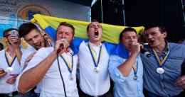 Роман Зозуля исполнил неприличную песню о Путине во время награждения команды (ВИДЕО)