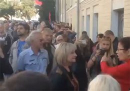 Митингующие прогнали жену Луценко с Банковой с криками «На мусорку» (ВИДЕО)