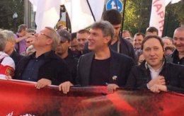 Немцова и Касьянова забросали яйцами на Марше мира