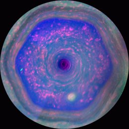 Аппарат Cassini сфотографировал вихревой шторм "Гексагон" на Сатурне