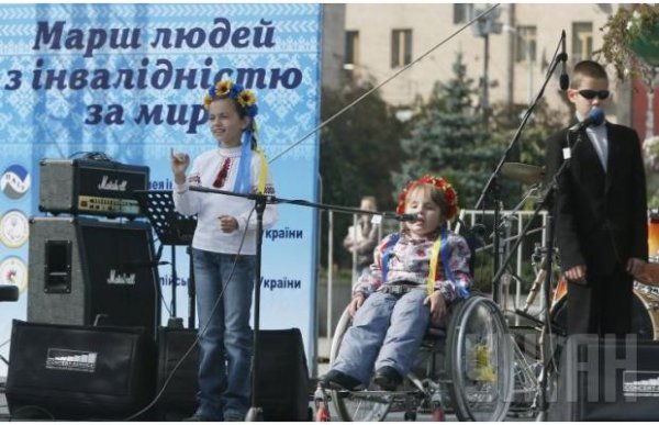 В Киеве состоялся "Марш мира" людей с особыми потребностями (ФОТО)