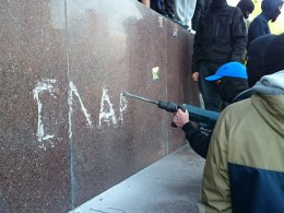 На памятнике Ленину в Харькове выбили надпись «Слава Украине!» (ФОТО)