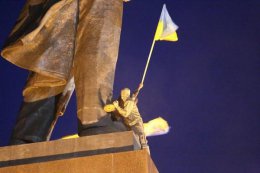 Харьковскому памятнику Ленину пытаются отпилить ботинок (ФОТО)