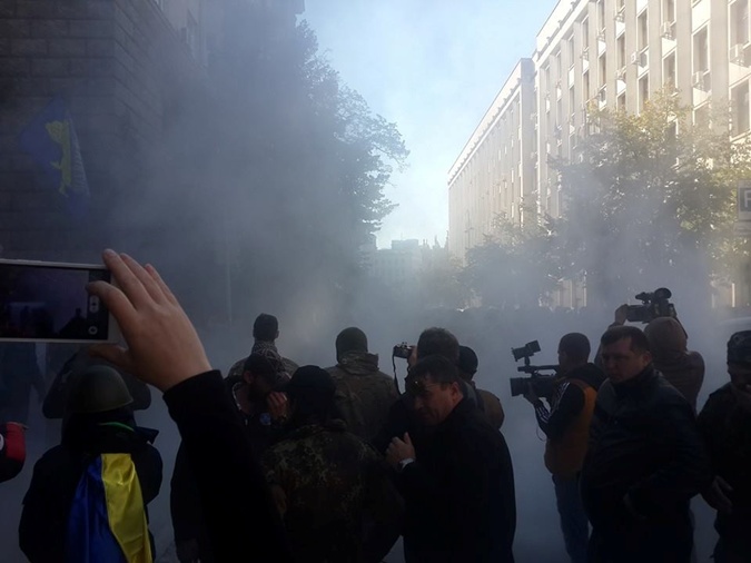 Под Администрацией Президента подрались активисты "Автомайдана" и милиционеры (ФОТО)