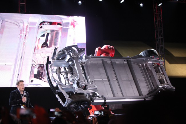 Компания Tesla Motors представила Model S с полным приводом (ФОТО)