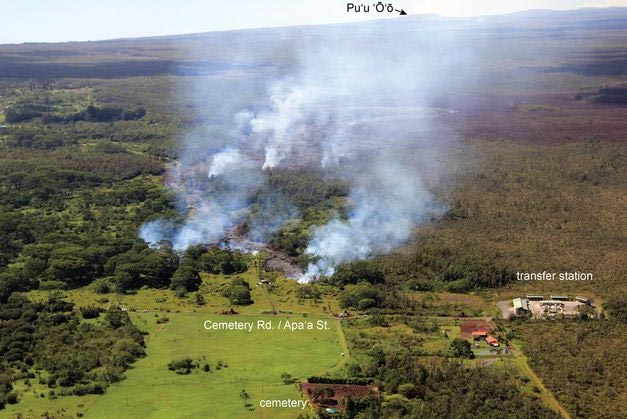 На Гавайях лавовый поток остановился на расстоянии 90 метров от жилых домов (ФОТО)