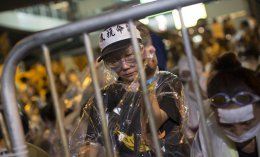 Митингующие угрожают взять штурмом здание администрации Гонконга