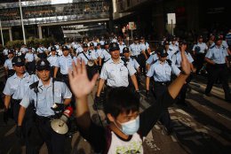 В Гонконге начались столкновения демонстрантов с полицией