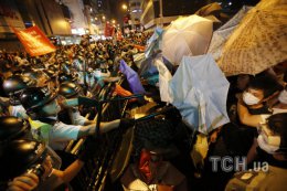 В Гонконге продолжаются столкновения между демонстрантами и полицией (ФОТО)