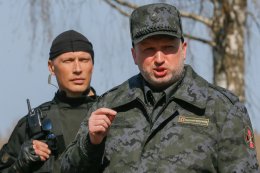 Турчинов наградил девятерых украинских "киборгов" именным оружием