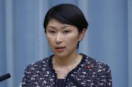Министра экономики Японии подозревают в расходовании средств на макияж