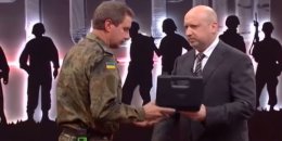 Турчинов вручил украинским "киборгам" именные пистолеты (ВИДЕО)