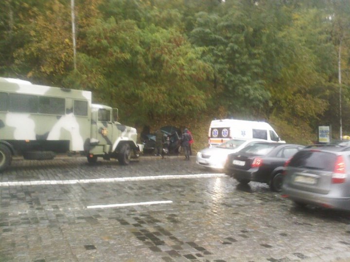 В центре Киева грузовик Нацгвардии переехал легковой автомобиль (ФОТО)