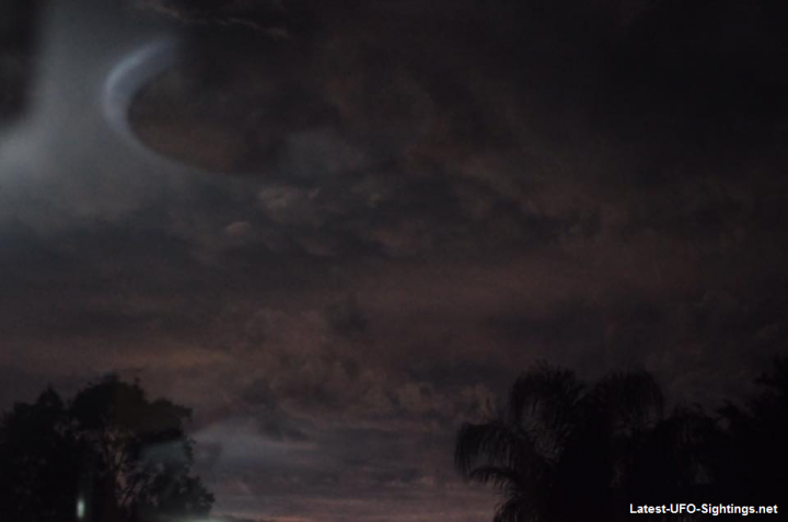 Очевидцы смогли запечатлеть очень быстрый НЛО в Австралии (ФОТО)