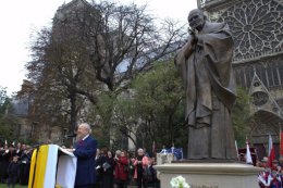В Париже открыли памятник Папе Римскому Иоанну Павлу II