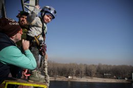 Пятилетний мальчик спрыгнул с моста в Киеве и установил рекорд (ВИДЕО)