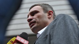 Виталий Кличко пожаловался, что журналисты преследуют его у собственного дома