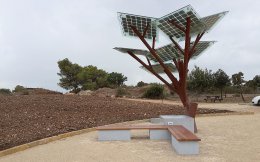 Дерево с солнечными панелями сумеет зарядить смартфон (ВИДЕО)