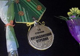 Активистка вручила Пореченкову медаль "За Лугандон" и предложила пострелять (ВИДЕО)