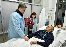 Порошенко лично вручил награды украинскому герою