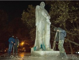 Активисты не смогли вручную демонтировать памятник Дзержинскому (ФОТО)