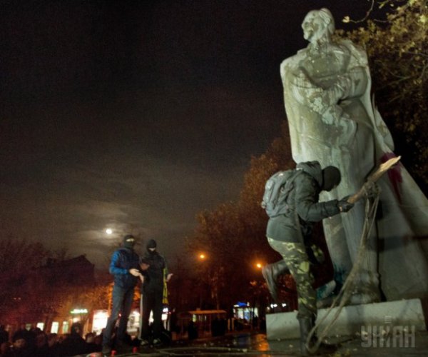 Активисты не смогли вручную демонтировать памятник Дзержинскому (ФОТО)