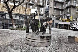 В центре Киева появилась скульптура влюбленных