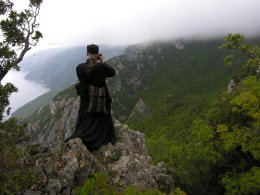 В Греции поймали фальшивого монаха, приговоренного к трем пожизненным срокам