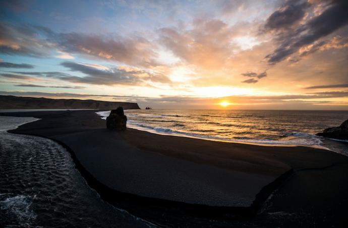 Ирландский пляж Вик с черным песком - одно из красивейших мест на планете (ФОТО)