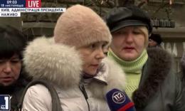 Родственники украинских военных пикетируют АП (ВИДЕО)