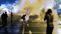 Полиция применила слезоточивый газ против мирных протестующих в Фергюсоне