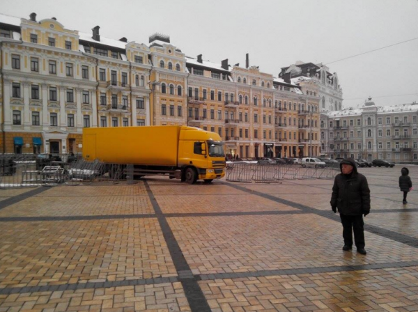 Софиевская площадь готовится к новогодним праздникам (ФОТО)