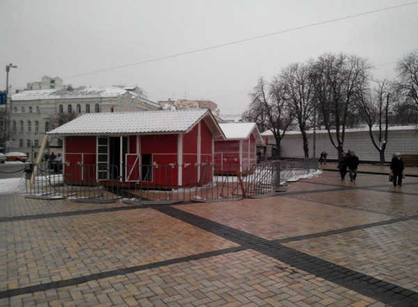 Софиевская площадь готовится к новогодним праздникам (ФОТО)