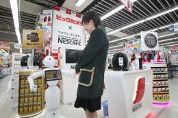 В магазинах Японии клиентов начали обслуживать роботы (ВИДЕО)