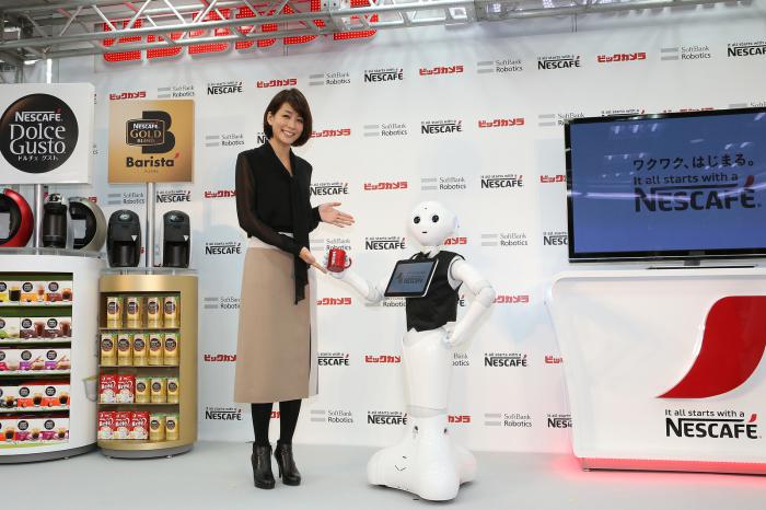 В магазинах Японии клиентов начали обслуживать роботы (ВИДЕО)