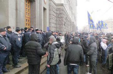 В Харькове началась сессия горсовета. Здание пикетируют активисты