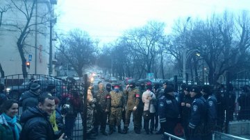 В Одессе у здания Малиновского районного суда произошла потасовка (ФОТО)