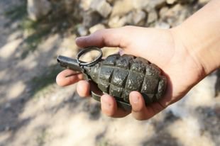 В Днепре достали детский рюкзак с боевыми гранатами (ВИДЕО)