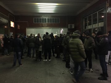 В Киеве активисты в масках заблокировали метро (ФОТО)