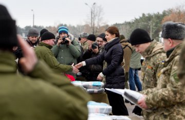 Первая леди Украины привезла военным "теплый" груз (ФОТО)