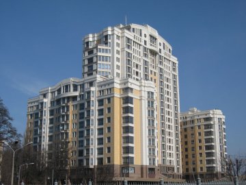 Янукович и "семья" имеют квартиры в элитном здании возле ВР