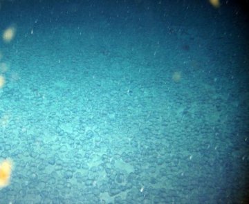 В Атлантическом океане найдены древние металлические шары (ФОТО)