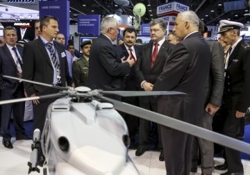 Украинский президент на самой большой выставке вооружения в мире (ФОТО)