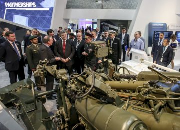 Украинский президент на самой большой выставке вооружения в мире (ФОТО)