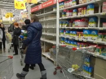 Жители Харькова массово скупают продукты