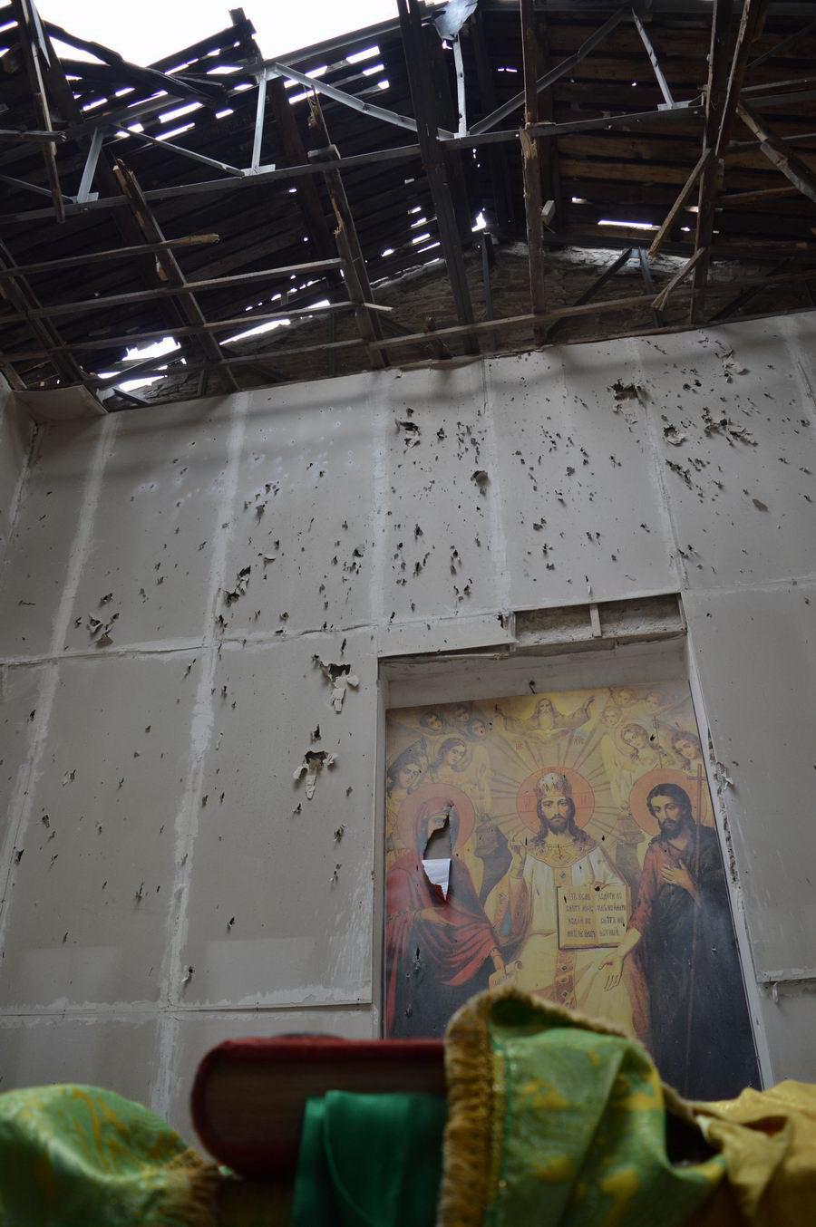 Боевики уничтожили крупнейшую церковь на Луганщине (ФОТО)